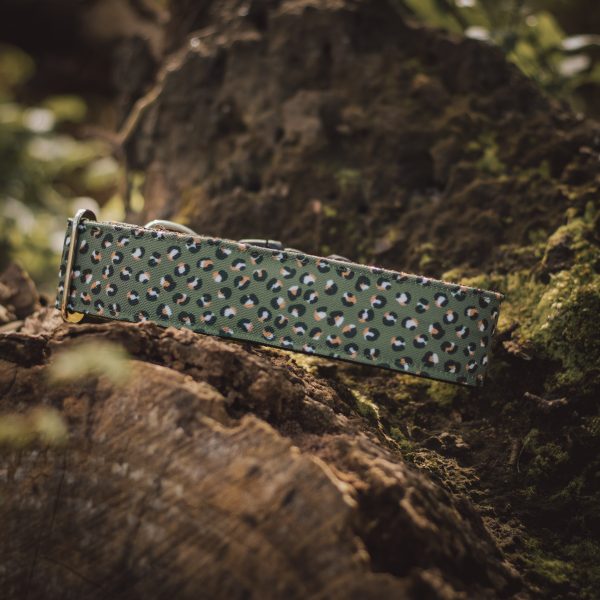 Handgemaakte hondenhalsband met panterprint