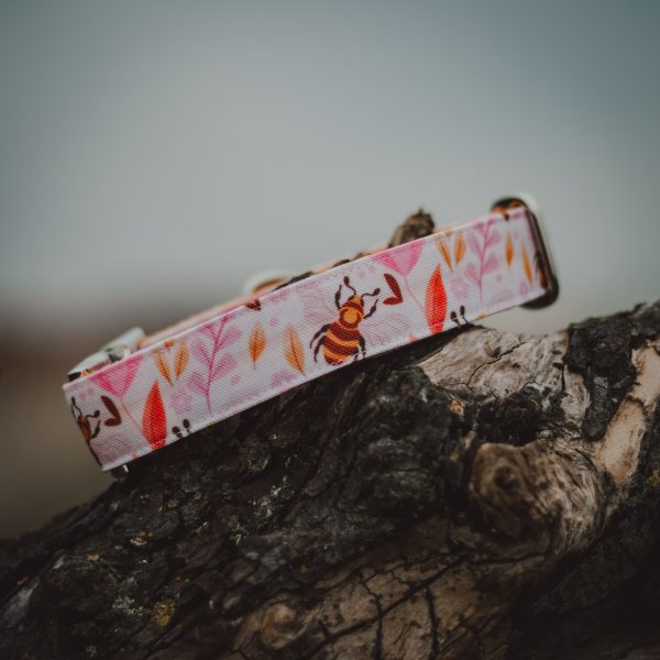 handgemaakte hondenhalsband met motief van bijen