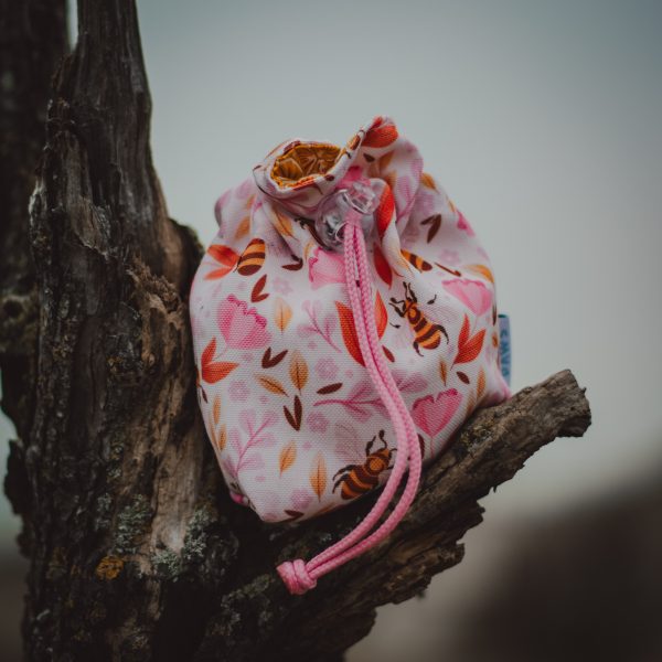 handgemaakt beloningstasje voor honden met bijenmotief